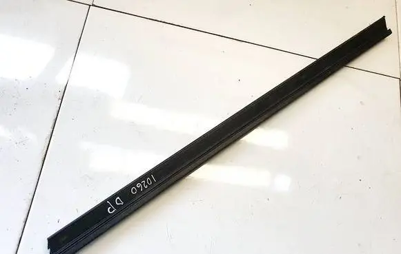 Skoda Yeti (5L) Front door glass trim molding 5l0837479