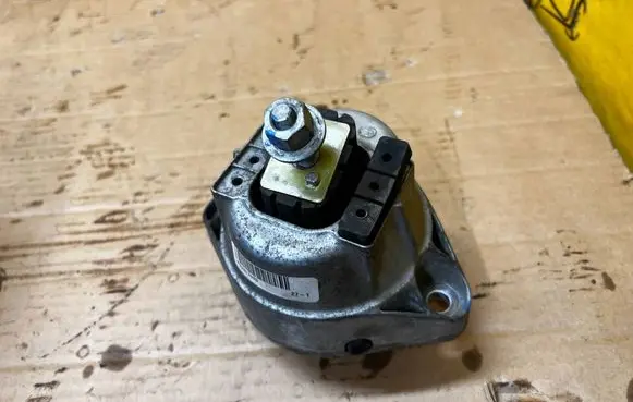 Cadillac Escalade Engine mount vacuum valve P22957033 22957033