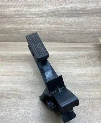 Mercedes-Benz E W211 Accelerator throttle pedal A2113000904 A2113010001