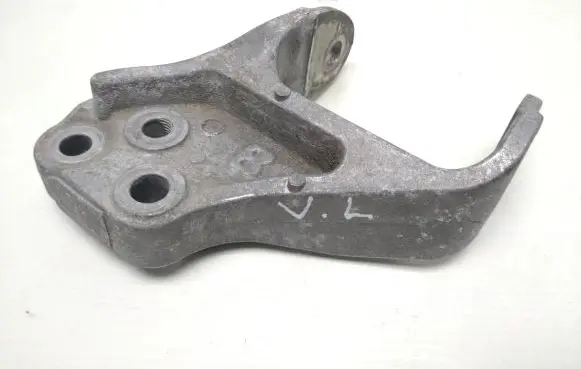 Mitsubishi Lancer VIII Engine mounting bracket