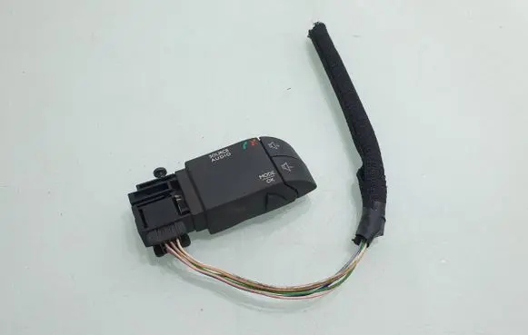 Steering wheel buttons/switches