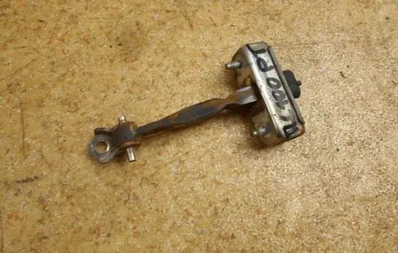 Toyota Land Cruiser (J100) Rear door check strap stopper 