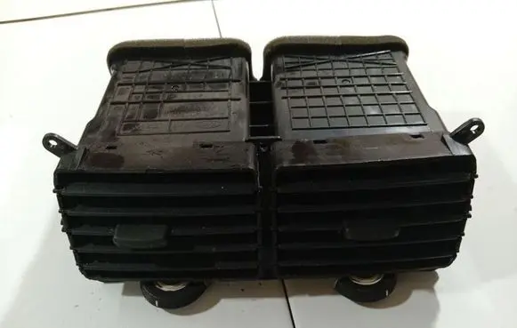 KIA Sportage Dash center air vent grill KM84810A