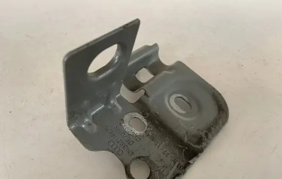 Audi Q7 4M Fender mounting bracket 4M0821168A