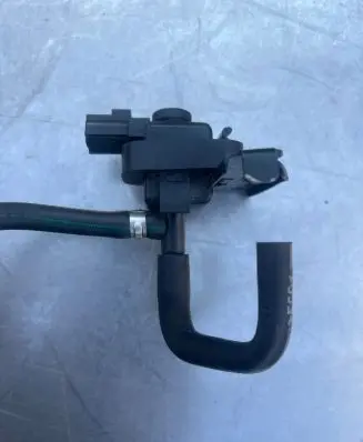 Ford Mondeo Mk III Vacuum valve 1S719C91S