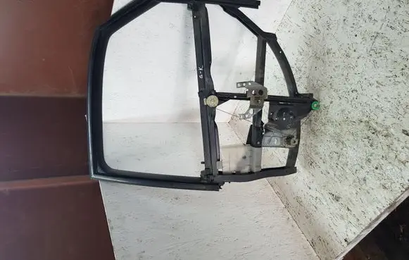 Rear door manual window regulator