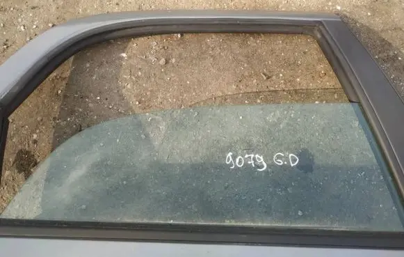 Suzuki SX4 Rear door window glass as2