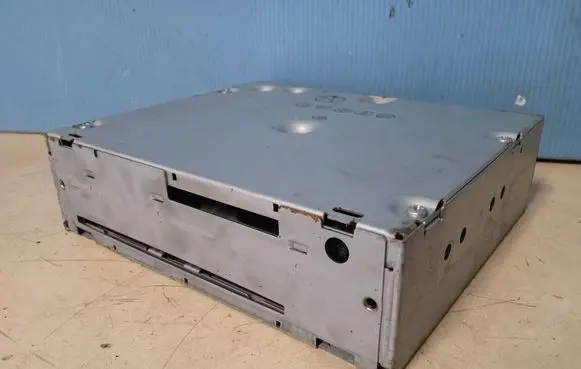 Land Rover Discovery 3 - LR3 CD/DVD changer YIB500023