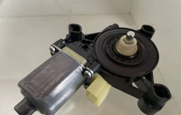 Seat Ateca Front door window regulator motor 5Q0959802B