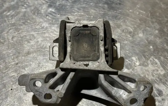 Peugeot 508 Engine mount bracket