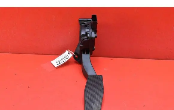 Opel Insignia A Accelerator throttle pedal 13237352DG