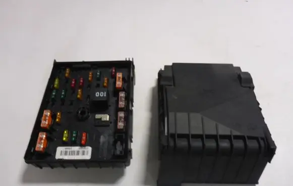 Volkswagen PASSAT B7 Fuse box cover 