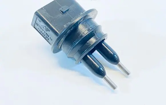 Volkswagen PASSAT B6 Windshield washer fluid level sensor 7M0919376