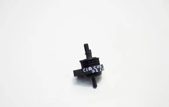Mercedes-Benz CLA C118 X118 Vacuum valve A0004703700