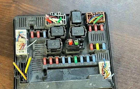 Nissan Qashqai+2 Fuse module 284B7JD01A