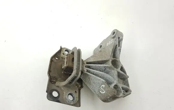 Nissan Qashqai Engine mount bracket