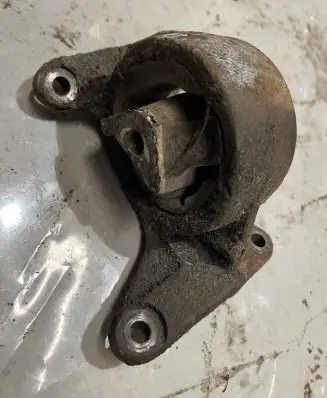 Jeep Cherokee III KJ Engine mount bracket