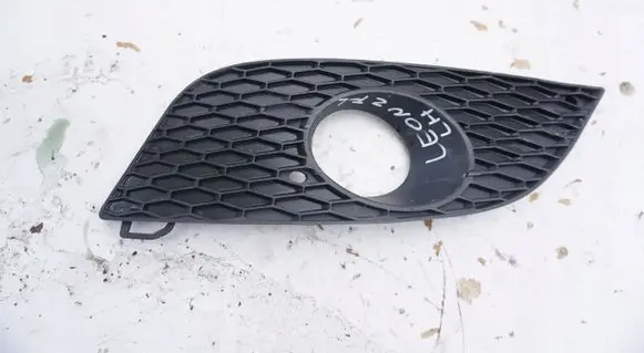 Seat Leon (1P) Front bumper lower grill HALOGENZALEPKA