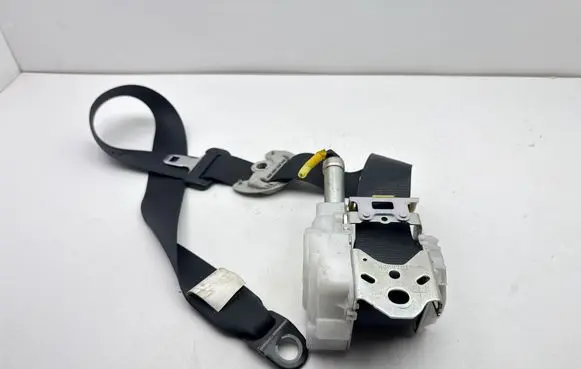 Toyota Auris E180 Front seatbelt N088701