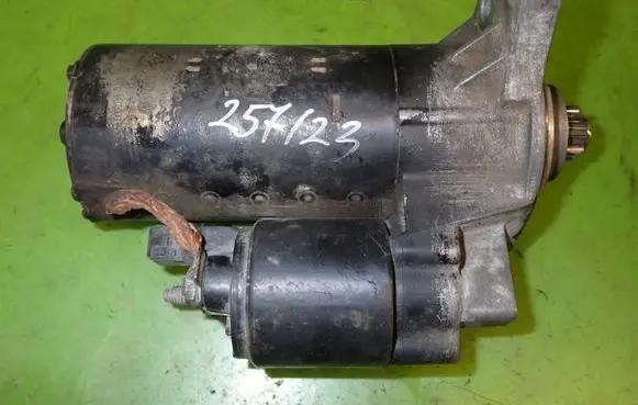 Volkswagen Golf IV Starter motor 020911023P