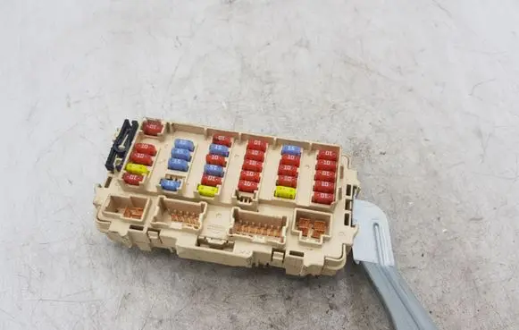Nissan X-Trail T30 Fuse module B01048H7