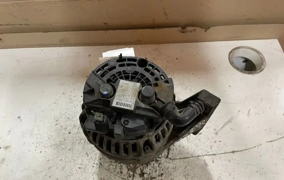 Volvo V70 Generator/alternator 30667787 0124525060