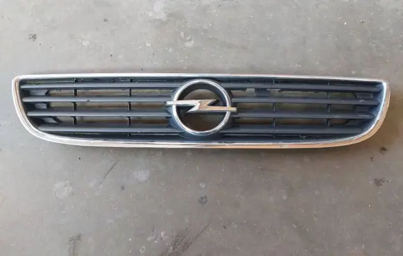 Opel Zafira A Front bumper upper radiator grill 90580685