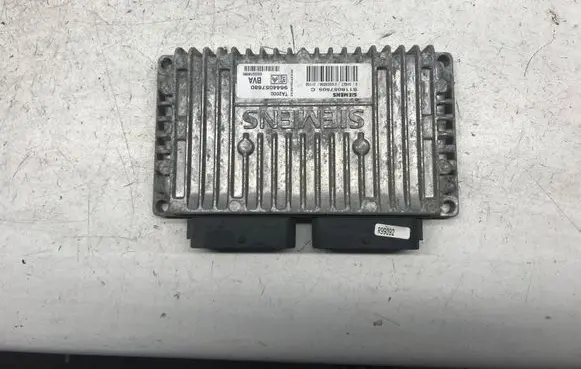 Peugeot 206 Engine control unit/module 9644057680 S118057505C 8200038888