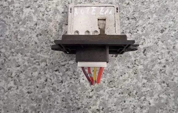 Nissan Note (E11) Heater blower motor/fan resistor
