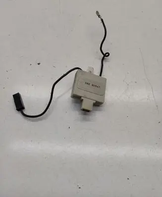 BMW 7 E32 Aerial antenna amplifier 8350351 65248350351 D0202547