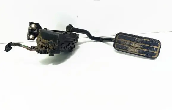Accelerator throttle pedal