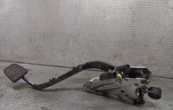 Toyota Avensis T250 Clutch pedal 
