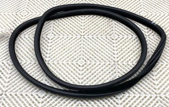 BMW X5 F15 Rubber seal front door (on door) 7289639