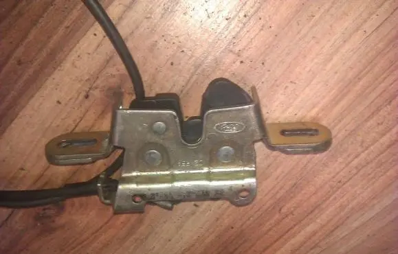 Ford Mondeo MK I Tailgate/trunk/boot lock/catch/latch 93BBA613D60AH