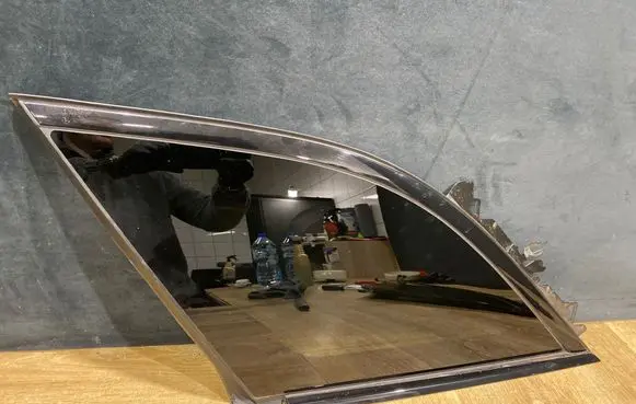 Land Rover Range Rover Velar Rear side window J8A229601BE 06082019 SS10310