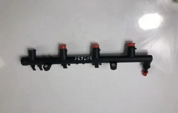 Renault Modus Fuel injector supply line/pipe 8200135504E