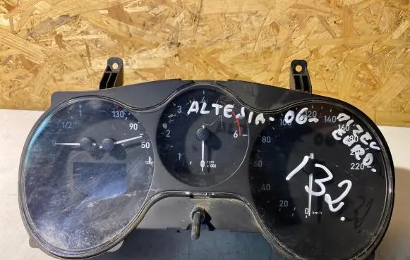 Seat Altea Speedometer (instrument cluster) 5P0920802G V1056161 SE7770D2803708
