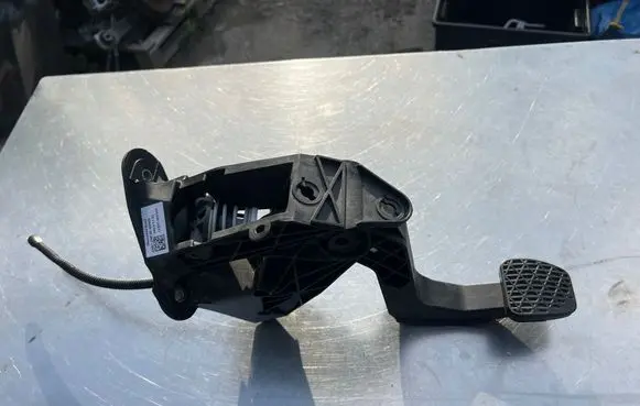 Mercedes-Benz Sprinter W907 W910 Clutch pedal A9072900000 L2325062944 2012910282