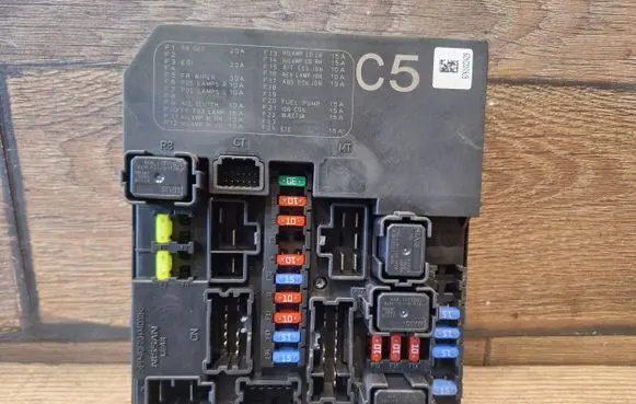 Nissan Juke I F15 Fuse module 284B71KA0D 5S0J101C 8761022429