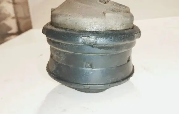 Mercedes-Benz C AMG W203 Engine mount bracket