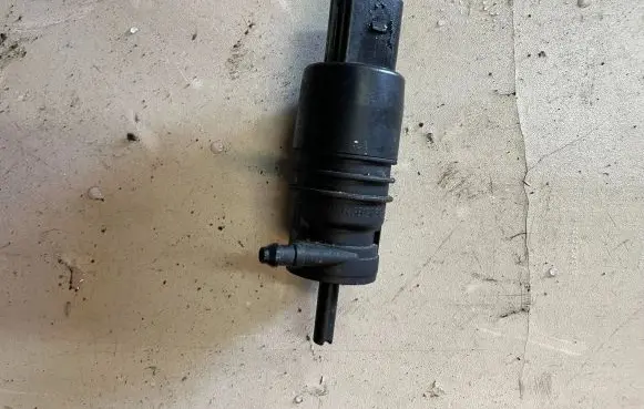 BMW 3 E90 E91 Windscreen/windshield washer pump 7302589 13264010 3437380