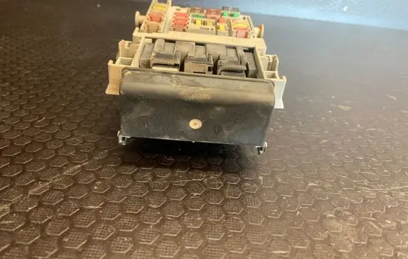 Peugeot 407 Fuse module 13222786