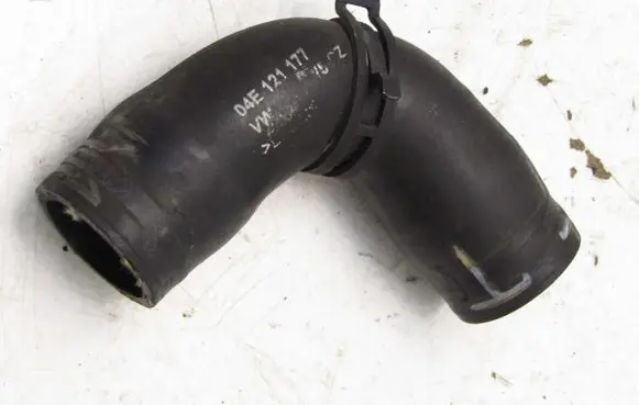 Audi A4 S4 B9 Engine coolant pipe/hose 04E121177