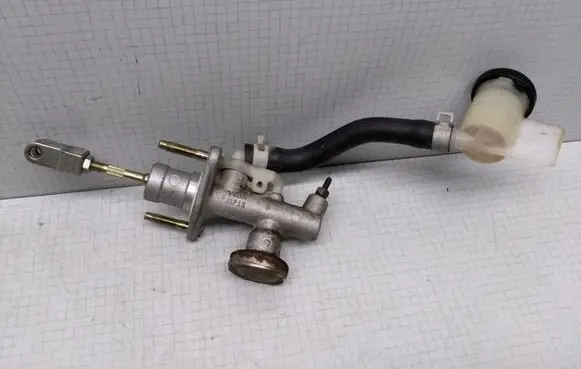 Nissan Almera N16 Clutch master cylinder