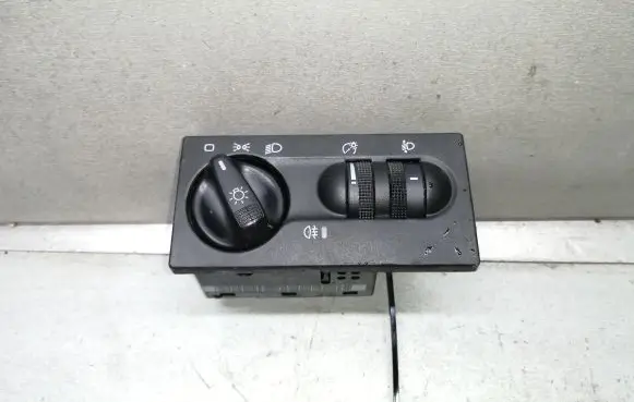 Volkswagen Golf III Light switch 1H6941531N