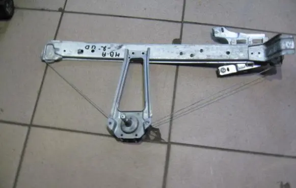 Rear door manual window regulator
