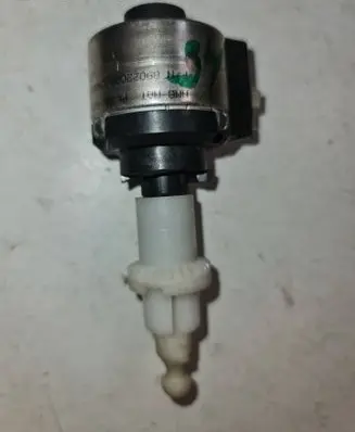 Volkswagen PASSAT B7 Headlight level adjustment motor 89022080 C90012412