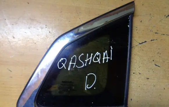 Nissan Qashqai Side middle window/glass 43R001595