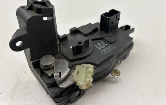 Opel Zafira B Front door lock 13220371