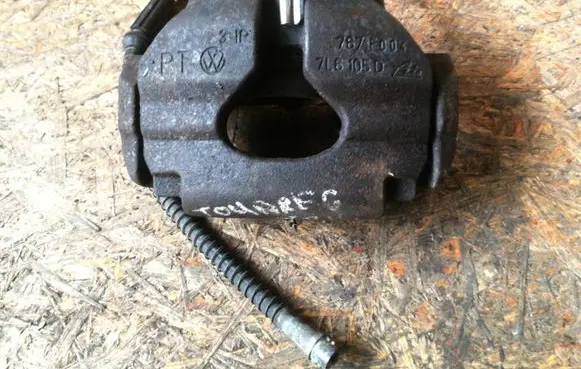 Volkswagen Touareg I Front brake caliper 7L6105D